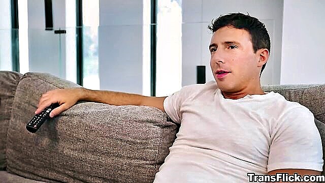 Siri - reese threesome with two sluts