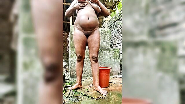 bengali girl showering : Skakoi