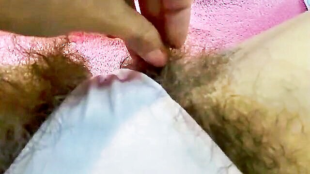 masturbation, hairy, amateur - cougar finger fucking on cam