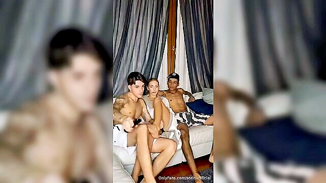 bionda, onlyfanser, esibizionista - italian threesome fa la troia
