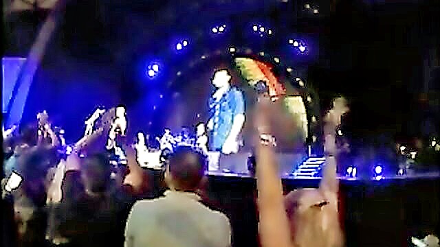 boyfriend, blowjob, concert - blowjob in the middle of the concert