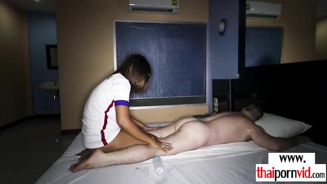 Fon - thai teen masseuse gives a blowjob to her client ama