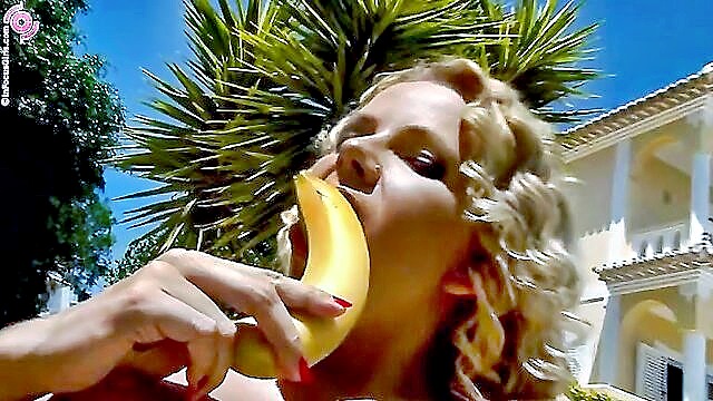 blonde sex with bananas : In Focus Girls