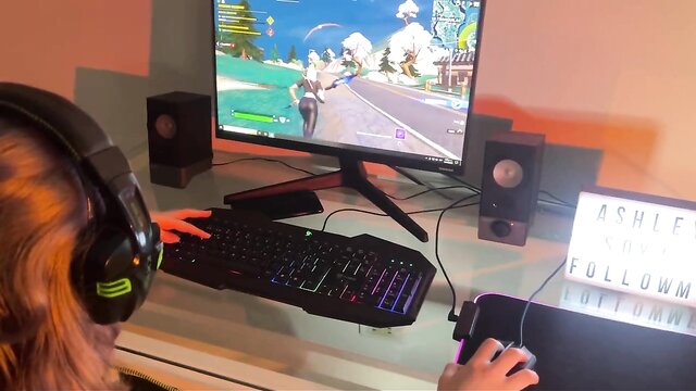 milf, big tits, pov - amiga enseña a jugar con una condición