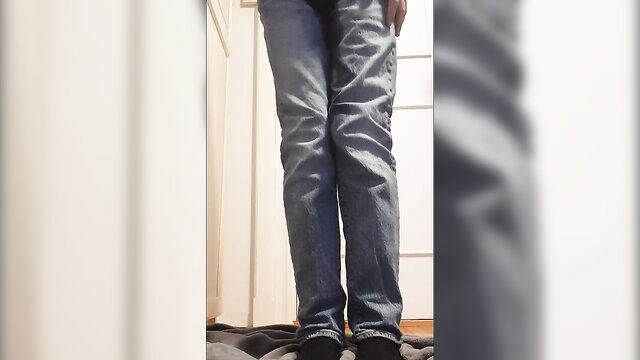 amateur, peeing, fetish - jeans pissing video