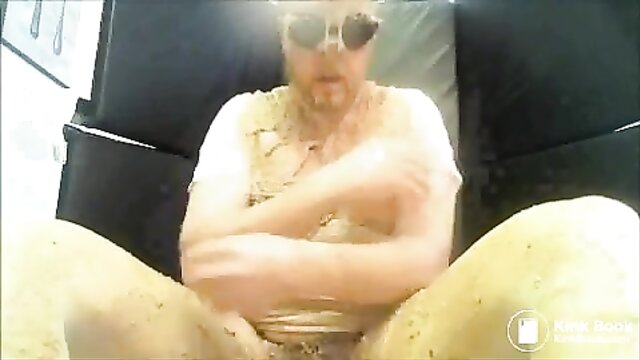 squiffalicky the pig gets messy : Scat Kings Men