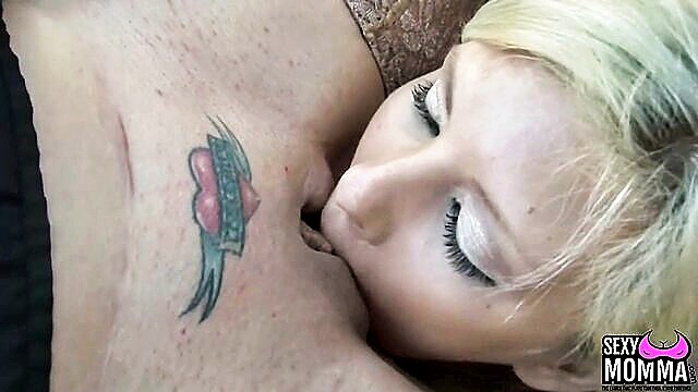 scissoring pussy licking action : Sexy Momma