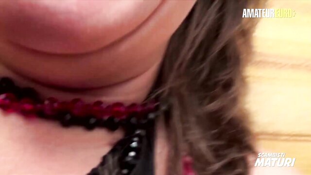 amateur european babe gets a hard cock from an old italian woman : Scambisti Maturi