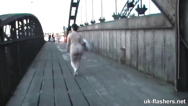 outdoor, rubbing, chubby - uk milf fapping in club