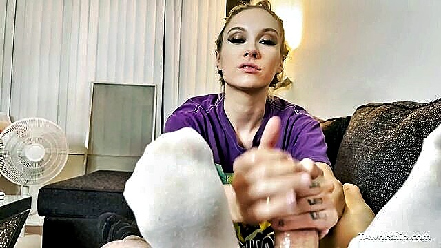 pov, feet, amateur - jazmin ready for bed