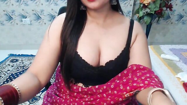 redhead babe mahimas solo play with her fingers : Mahi