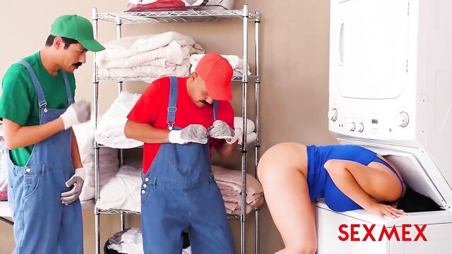 threesome, latina, stepmom - mario brothers kaari cachonda