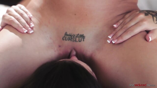 Elizabeth Skyla, Sienna Rae - lesbian fingering with navel piercing