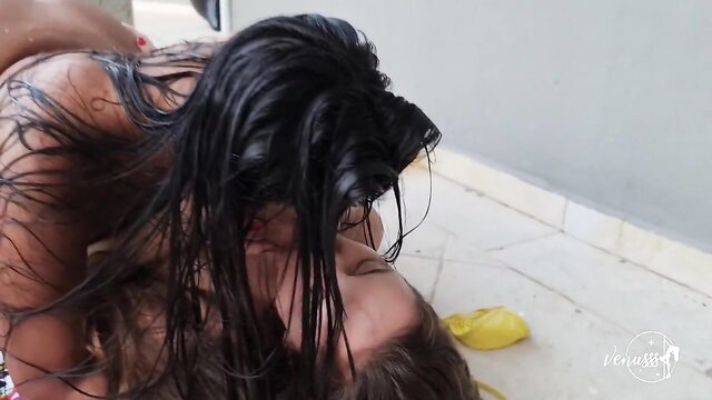 loirinha, visita, amiga - poolside loirinha threesome