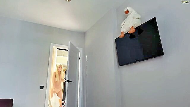 lesi_moonie - busty blonde lesi_moonie chaturbate
