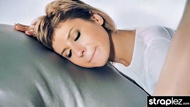 pantyhose lesbian, strapless dildo, lesbian fuck - strapless dildo lesbo action