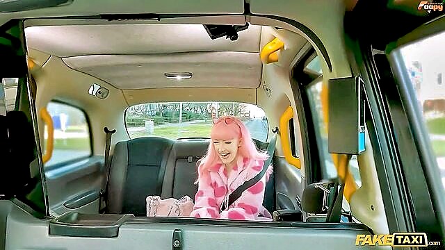 Charlie Dean, Evie Rees - pink hair cumbankумов Fake Taxi