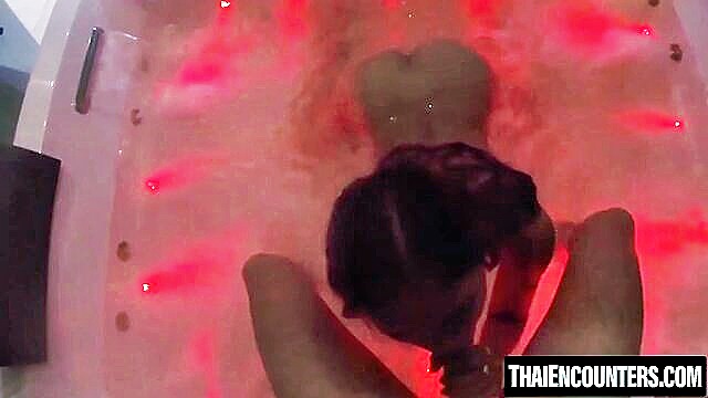 jacuzzi sex with asian gf : Thai Swinger