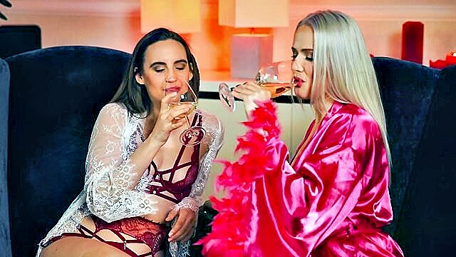 Gigi Max, Mel Melicious - lesbian dildo party