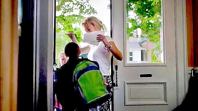 Gillian Anderson - gillian anderson nippy scene