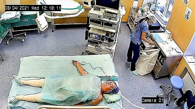 middle age, middle aged, put to sleep - woman put to sleep for surgery