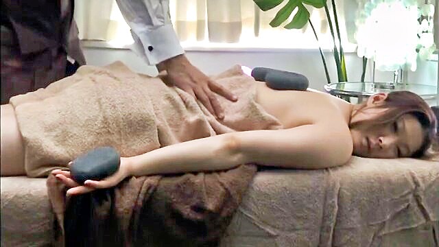 a japanese lady receives a personal massage with oil in a discreet salon : Private