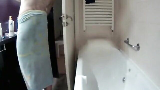 amateur porn with a voyeuristic twist : volkman_alberto