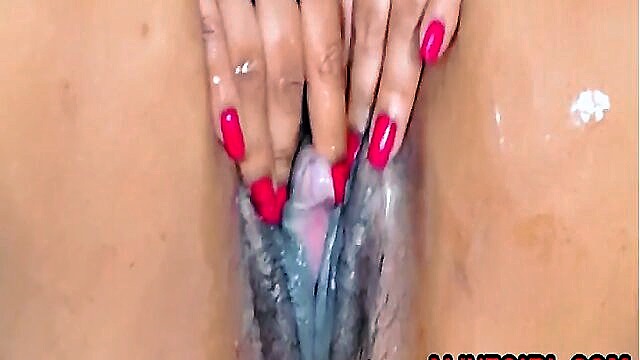 amateur solo masturbation with squirt and wet pussy close up : goyette_lorenzo